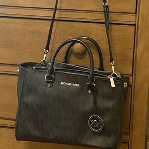 Micheal Kors black purse